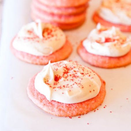 https://www.keyingredient.com/media/6d/3c/6a0ea71ab6135aa7610f9b5ea176211f0f6e.jpg/rh/strawberry-cake-mix-cookies-with-vanilla-cream-cheese-frosting.jpg