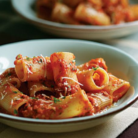 Rigatoni with Spicy Tomato-Vodka Sauce